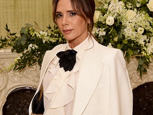 Victoria Beckham vörös ruhája a legjobb választás idén az ünnepekre