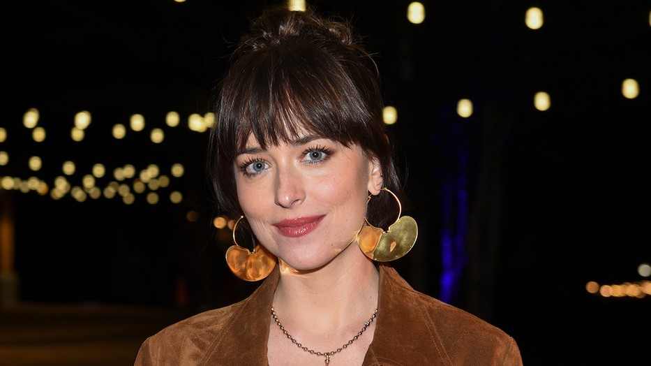 A szezon kedvenc ruhájában ropta a táncot Dakota Johnson a filmfesztiválon