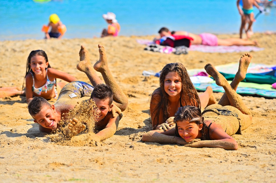 Pihenj a homokos strandokon Privlakában a Nin Riviérán