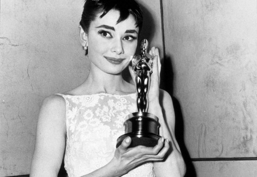 Hálóingben, smink nélkül vette át az Oscar-díjat egy színésznő - Íme a gála legemlékezetesebb ruhái