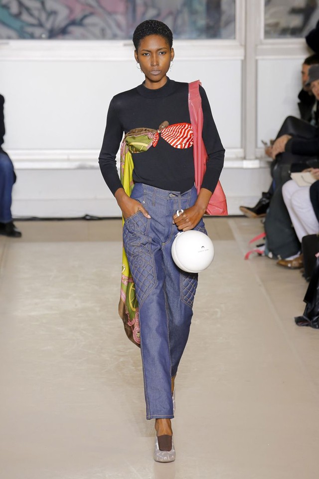 Az új trend a melltartót a ruhádon kívül hordani