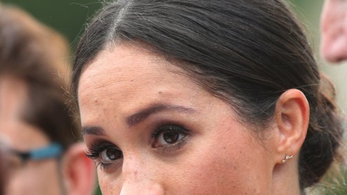 Meghan Markle kanárisárga ruhája egy álom és az ott NEM a mellbimbója!