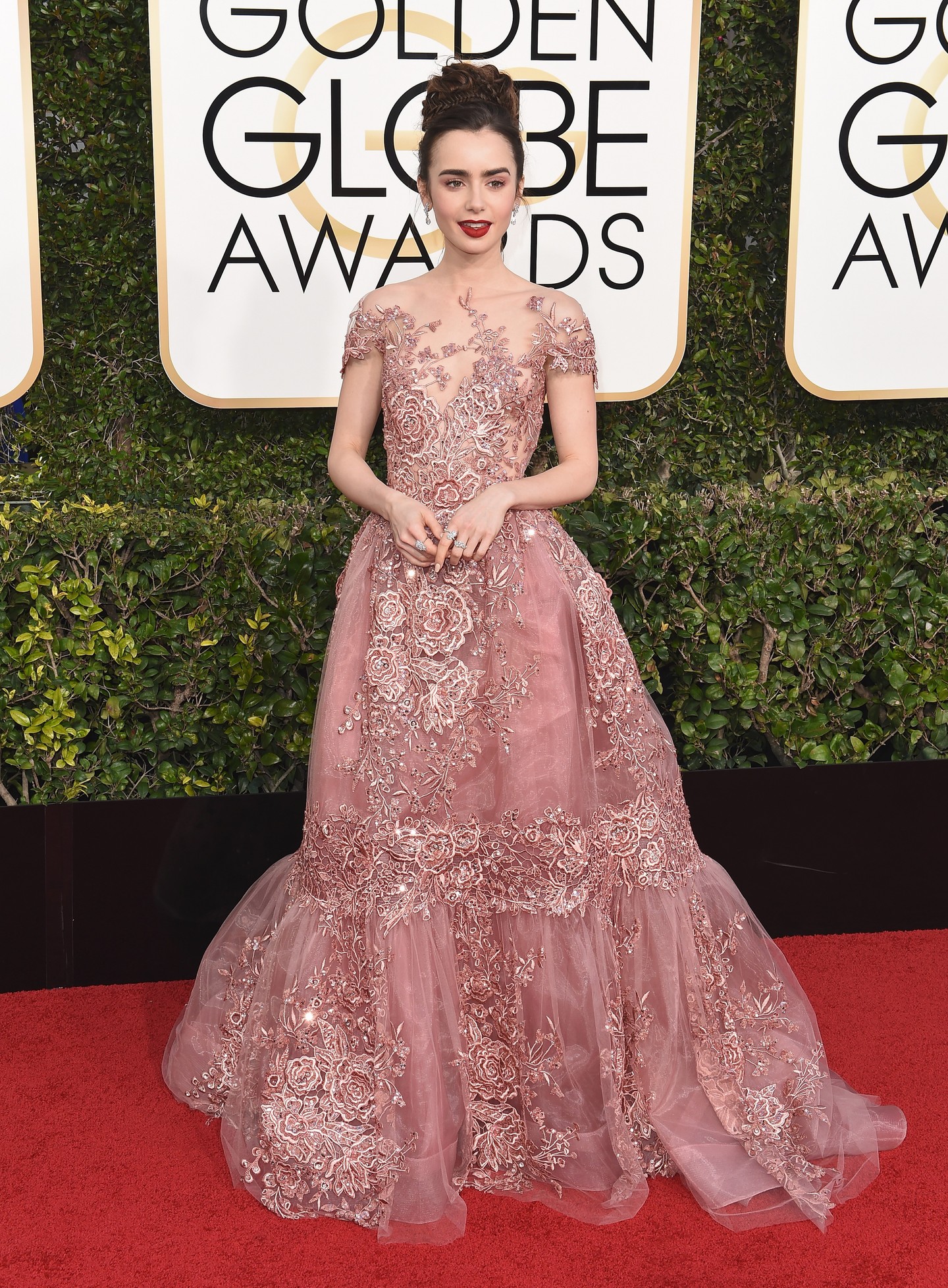 Lily Collins egy meseszép, púderrózsaszín, rózsás Zuhair Murad hercegnő-ruhában lopta el a show-t a  2017-es gálán. 