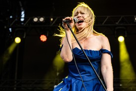 Natasha Bedingfield - A 2000-es évek ikonikus hangja a nosztalgia erejével és örökzöld popslágereivel - például az Unwritten vagy a Pocketful of Sunshine című dalaival- varázsolja el a közönséget.