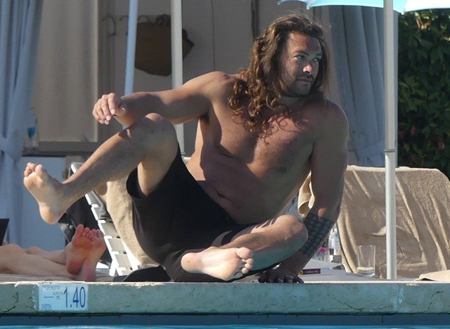 Jason Momoa fürdőzik