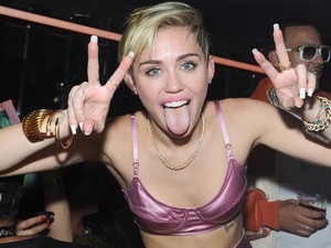 Micsoda vallomás: Miley Cyrus így keserítette meg sokáig Hailey Baldwin életét
