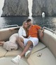 Hajózás Capri ikonikus sziklái között: Szoboszlai Dominik és Buzsik Borka utazásainak egyik legemlékezetesebb állomása egyértelműen az olaszországi Capri szigete volt, ahol egy privát jacht fedélzetéről élvezték a lenyűgöző panorámát. A háttérben magasodó, világhírű Faraglioni-sziklák tökéletes és hamisítatlan luxuskulisszát biztosítottak a szerelmesek pihenéséhez.