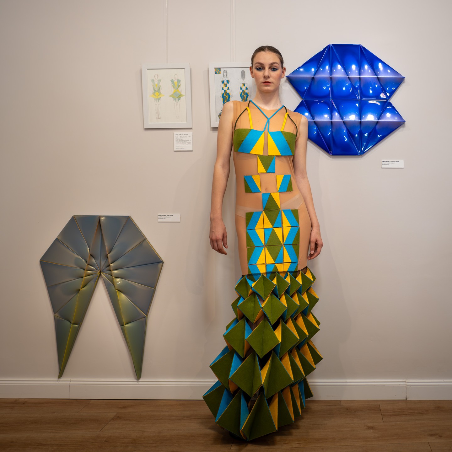 A verseny 2. helyezettje: Szollát Boglárka munkája Forgó Árpád alkotása előtt