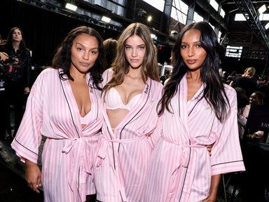 A Victoria's Secret show afterpartiját elárasztották a meztelenruhák: Palvin Barbara és Alessandra Ambrosio is aprócska ruhában bulizott