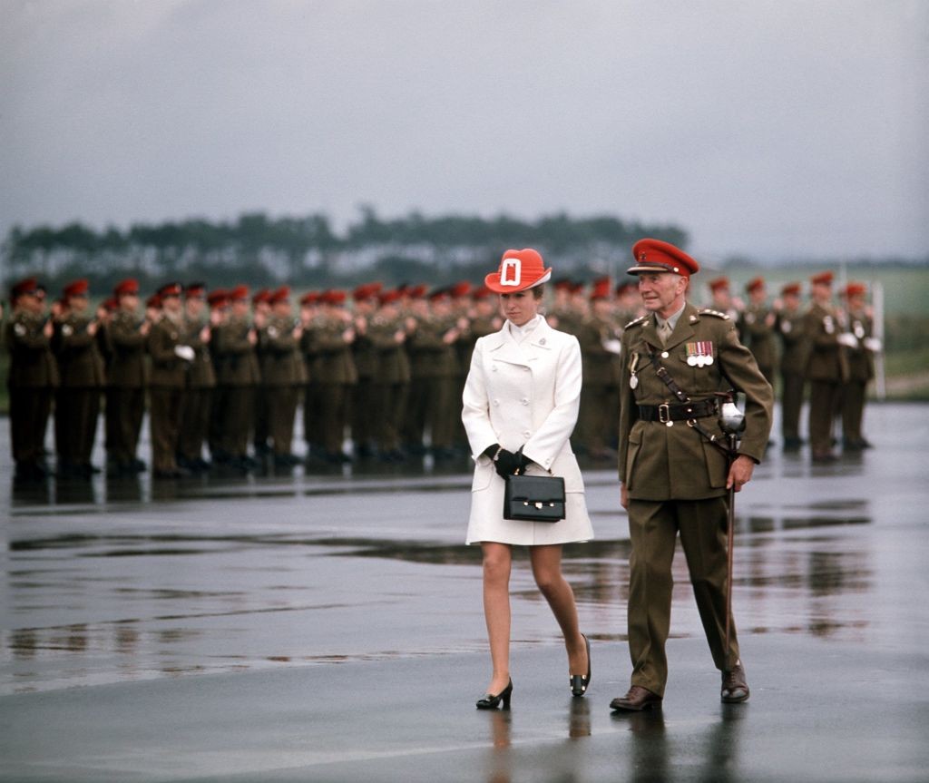 A 19 éves Anna hercegnő 1969 őszén látogatást tett a paderborni brit katonai egységnél egy elegáns, fehér kabátruhában, amely jól láthatóan a térde felett végződött. 