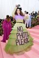 Hailee Steinfeld feliratos Viktor & Rolf ruhája emlékezetes marad.