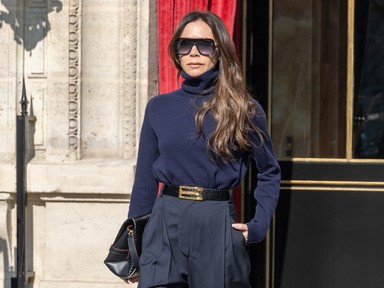 Az 51 éves Victoria Beckham testhez simuló, tűzpiros ruhája valami álomszép, királynőként tündököl benne