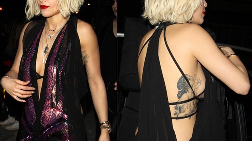 Az utcán villantott mellet Rita Ora