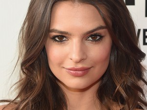 Valaki vegyen már egy tisztességes fürdőruhát Emily Ratajkowskinak, mert nincs neki...