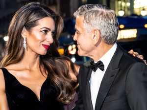 Amal Clooney hófehér ruhában, menyasszonyként ragyogott George Clooney mellet, csak úgy sugárzik belőlük a szerelem