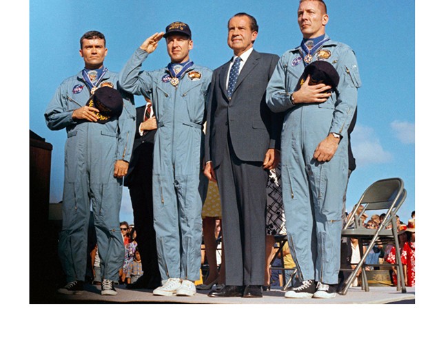 Az Apollo 13 legénysége szerencsésen visszatért kalandos űrutazásáról 1970-ben. Richard Nixon kitüntetését űrhajós egyenruhában és persze All Star cipőben vették át. Csak az elnökön nem volt Converse.