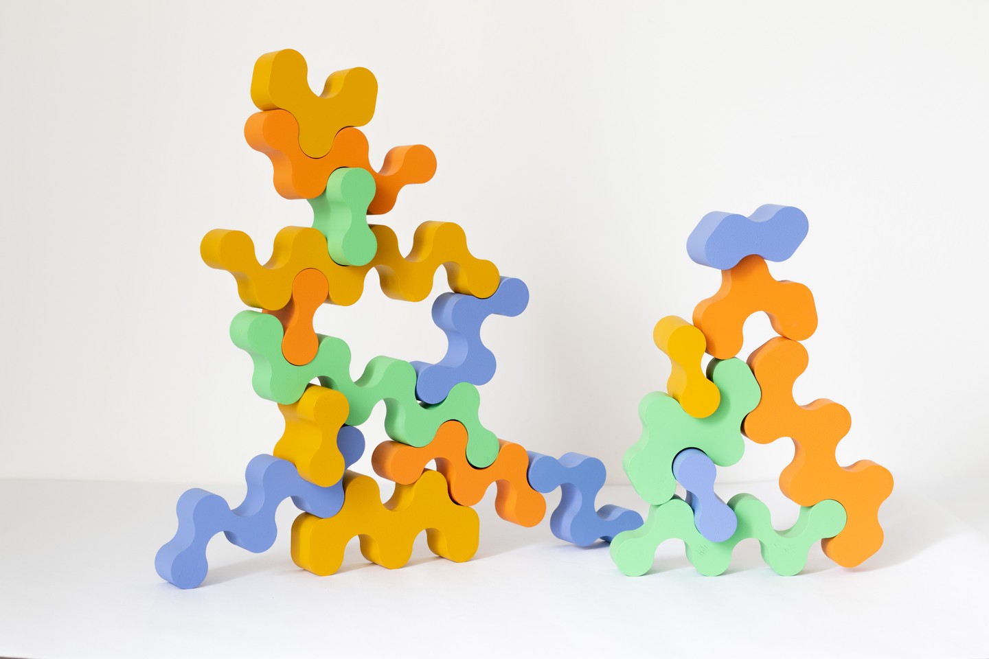 Szabó Gergely István: Wavestacks. A Wavestacks építőjáték absztrakt hullám formáiból egyensúlyi helyzetek és kreatív konstrukciók is létrehozhatók. Többdimenziós építést tesz lehetővé, ezáltal fejlesztve a finommotorikát, koncentrációt, logikai gondolkodást és a türelmet is