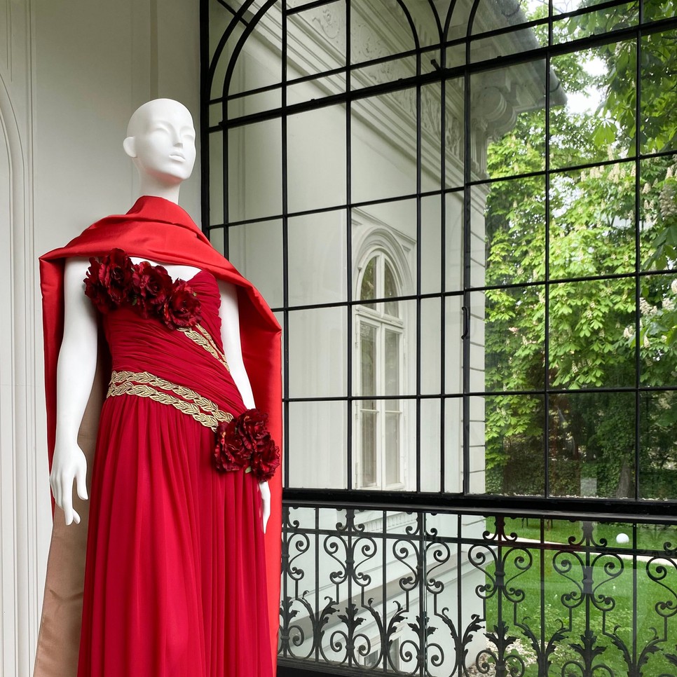 A szerelem klasszikus formája – a vörös, arannyal övezett estélyi a Zoób Kati Fashion & Museum tárlatán a vágy, az időtlen elegancia és a női erő jelképe