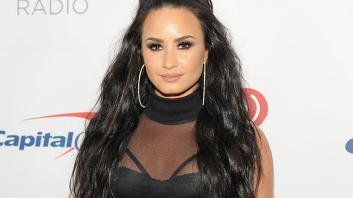 Demi Lovato lemosta a sminkjét és levette póthaját a kamera előtt! Szebb, mint valaha!