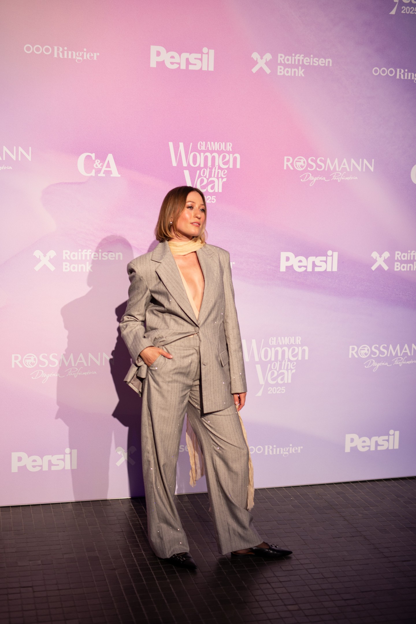 Schoblocher Barbara finoman csillámló, szürke Daige szettjéből csak úgy áradt a sikk és a merészség. 