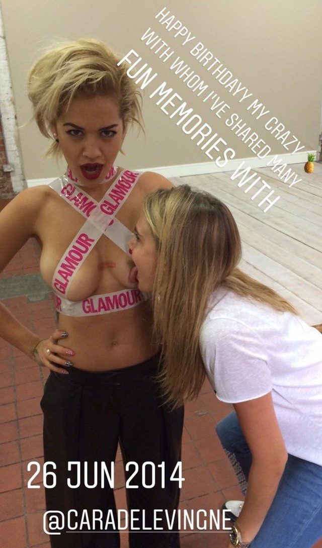 Cara Delevingne Rita Ora mellét nyalogatja