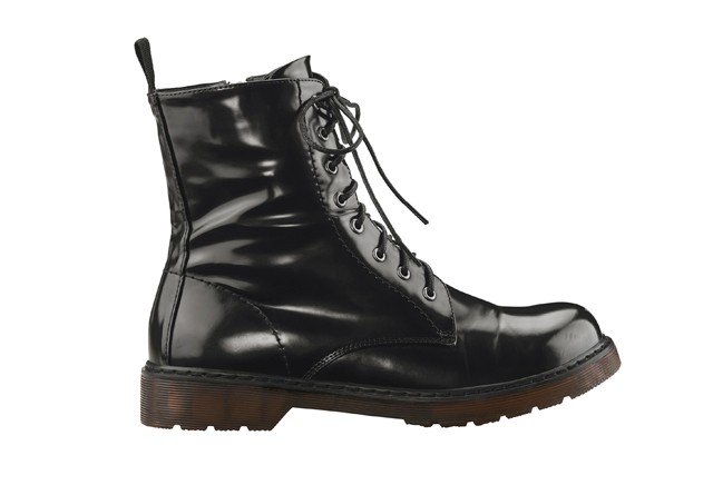 A vadóc bakancsot nem csak a grunge jegyében viselheted, a stylistjainknak például nagy kedvencük, ha valaki csipkés koktélruhával, vagy elegáns darabokkal veszi fel a "girlpower" darabot. Clockhouse- C&A 7990 Ft