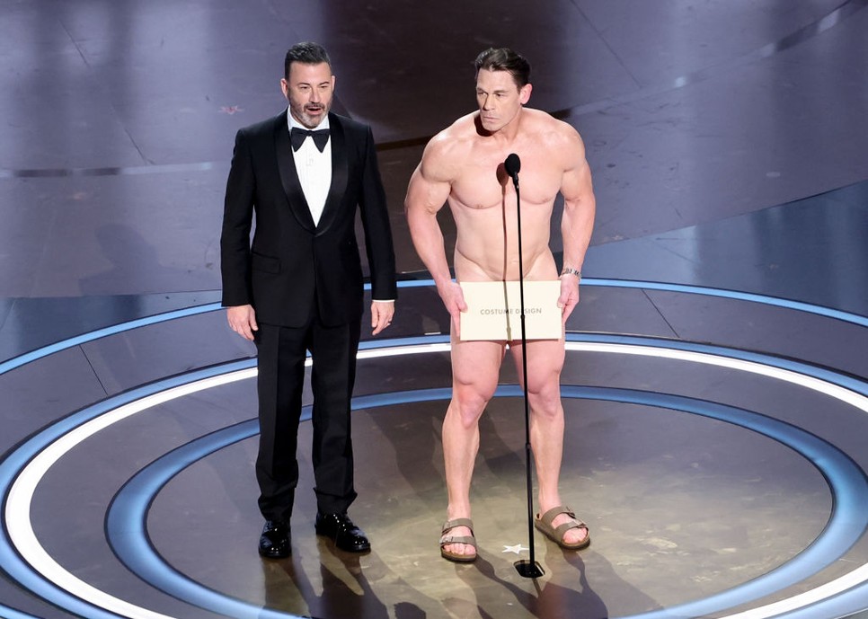 Jimmy Kimmel és John Cena az Oscar gála színpadán