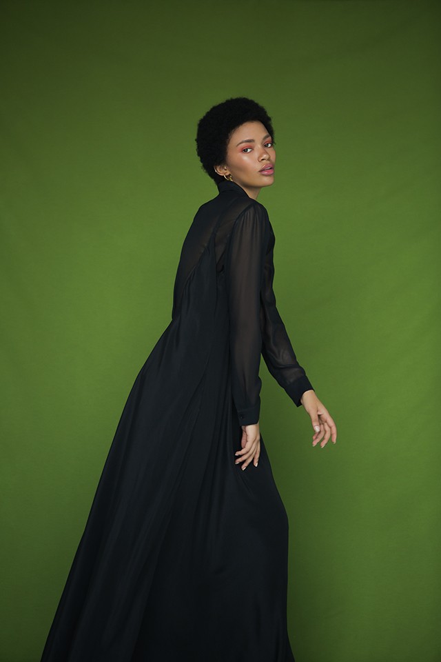 Ruha LUIS PACHECO, blúz FRACOMINA, fülbevaló CRISOBELA