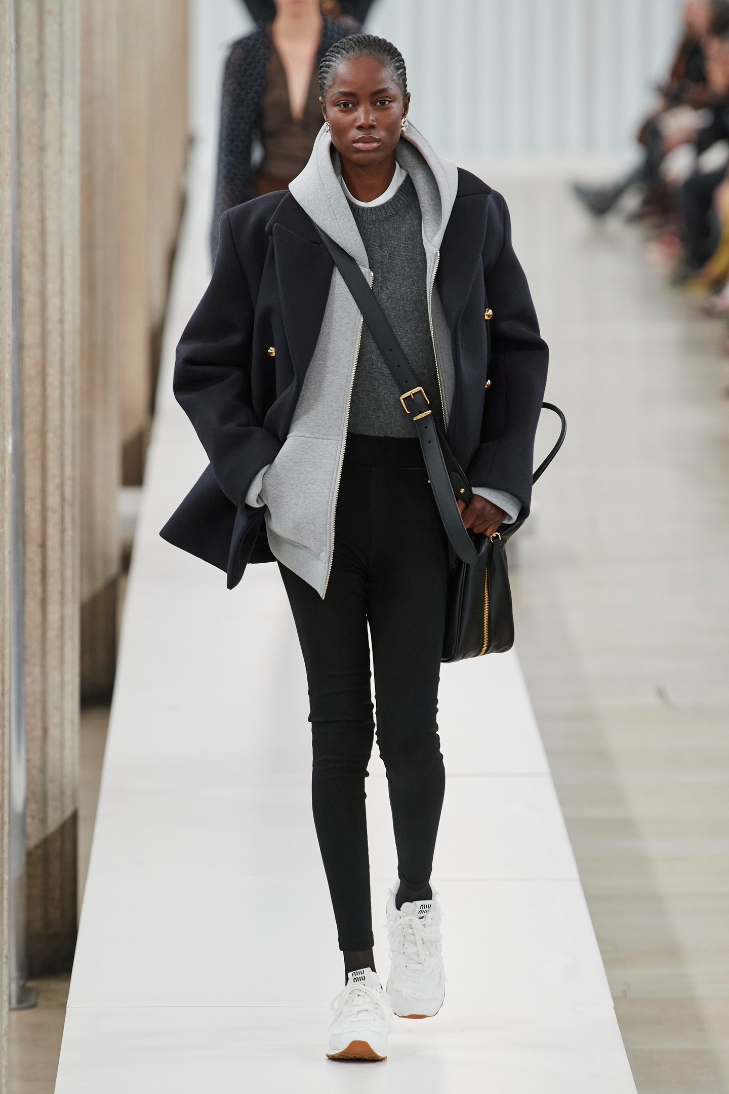 Miu Miu FW23 – Idén ősszel még az is trenddé vált, ha valaki szimplán „normálisan” öltözik fel. A normcore az egyszerű pólók, farmernadrágok és ballonkabátok reneszánsza.