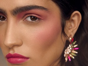 Toronymagasan ez az idei nyár kedvenc sminktrendje: a naplemente pirosítás egyszerre bátor és erőteljes