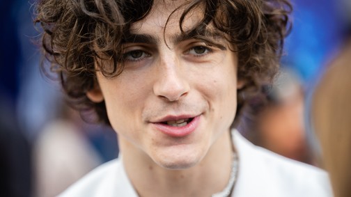 Timothée Chalamet szexi bőrszerkóban hódított a vörös szőnyegen, a rajongók valósággal lerohanták