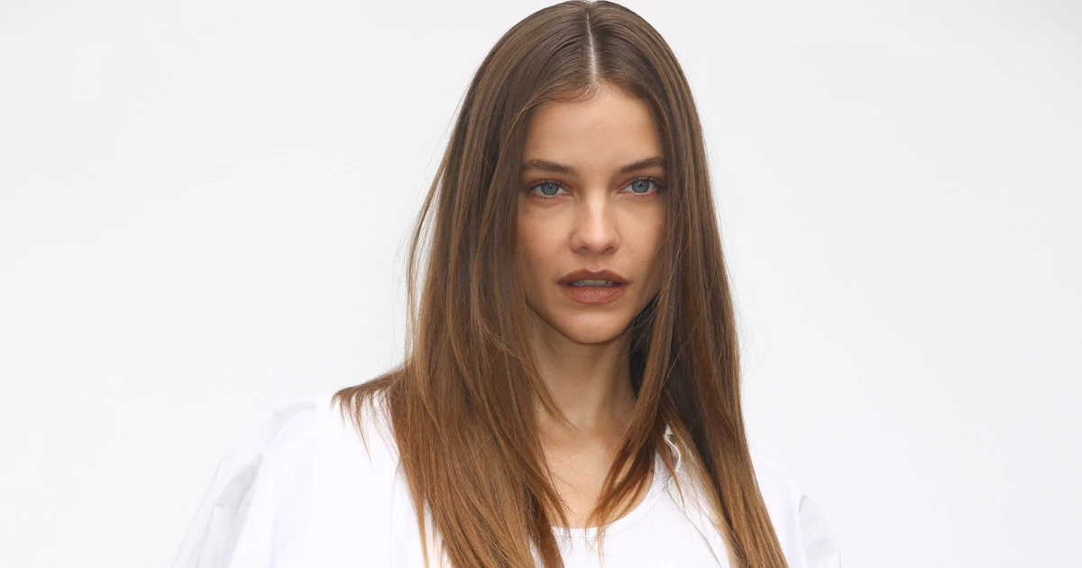 Bejelentése után először lépett utcára Palvin Barbara, a modell fehér miniruhában tündökölt