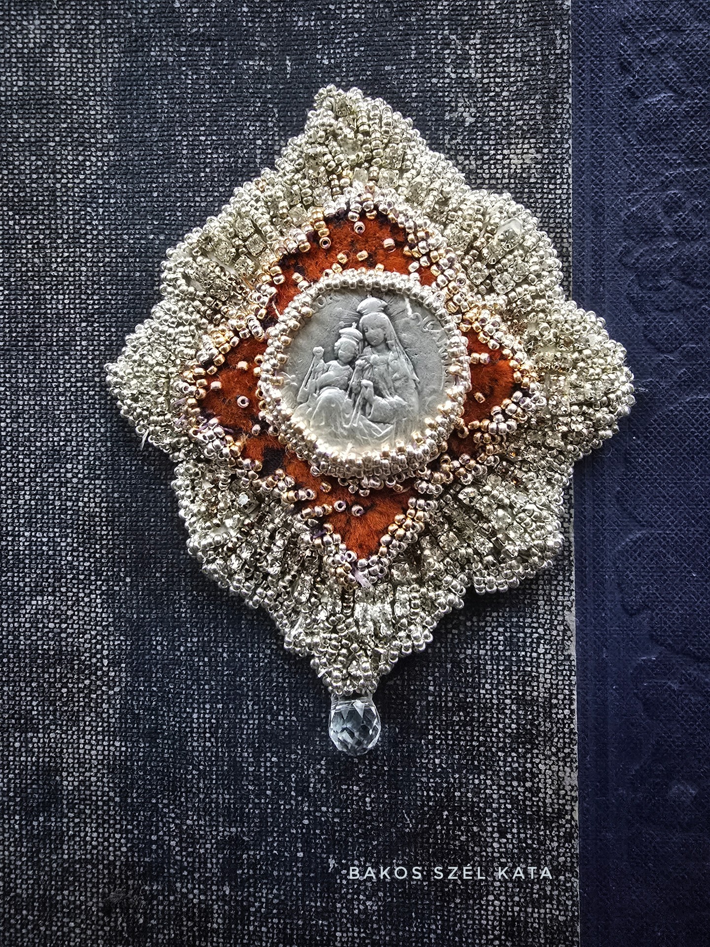 Bakos Szél Kata munkásságára az egyházi textíliák is erőteljes hatással voltak 