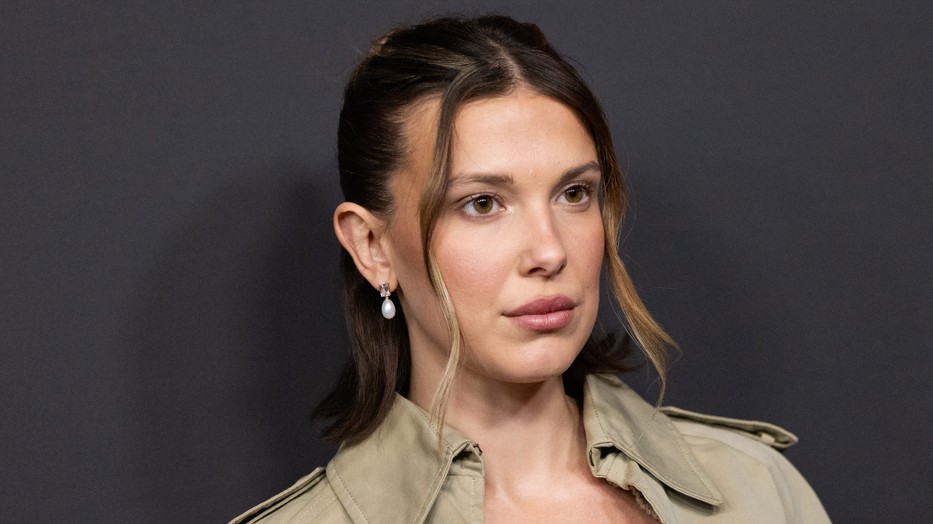 Millie Bobby Brown magabiztosan pózolt a 2026-os Netflix Upfront vörös szőnyegén