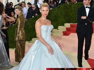 Claire Danes ruhája felgyúlt a Met gálán!