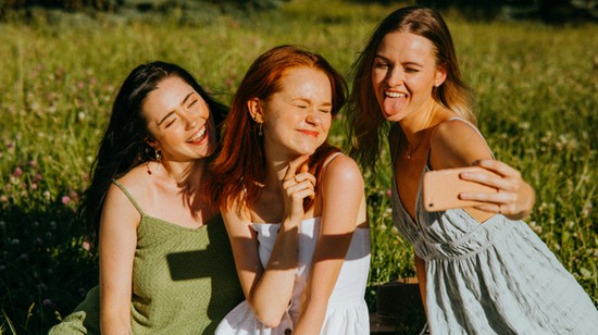 Neked mi az ön-szeretetnyelved az öt lehetőség közül? Rengeteget tehet hozzá a boldogságodhoz