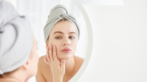 Duzzanat? Száraz bőr? Ezek a jelek az arcon komoly betegségre utalhatnak az orvos szerint