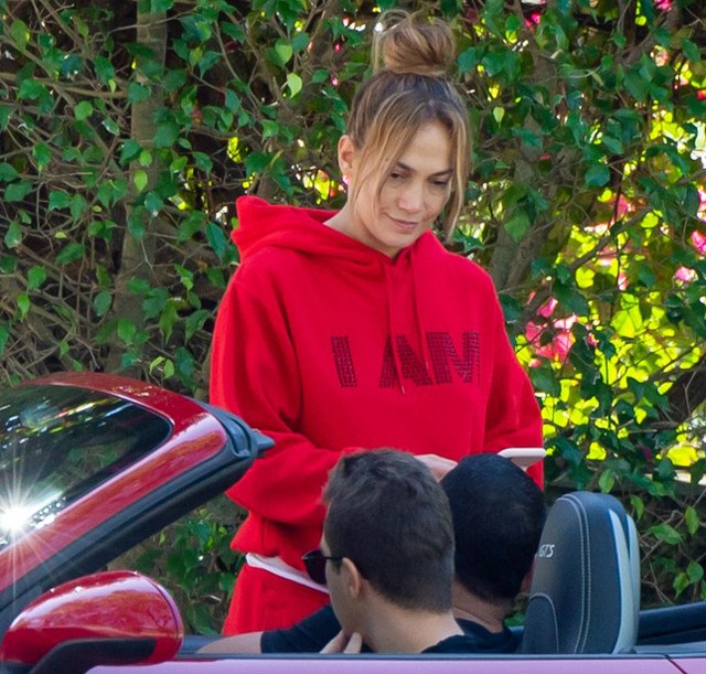 Fél napon keresztül sminkelték JLo-t a Super Bowl-ra: de miért, amikor így néz ki smink nélkül?