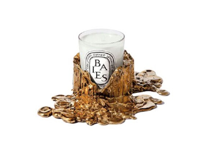 Bronz gyertyatartó. Osanna Visconti olasz bronzművész keze munkája. Egyébként tényleg dekoratív, de 656 ezer forintért még egy gyertya se jár hozzá? 