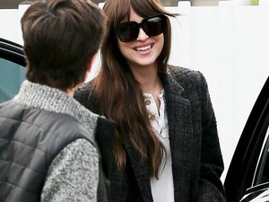 Dakota Johnson a legátlagosabb szettet is fel tudja dobni egy ilyen jó táskával