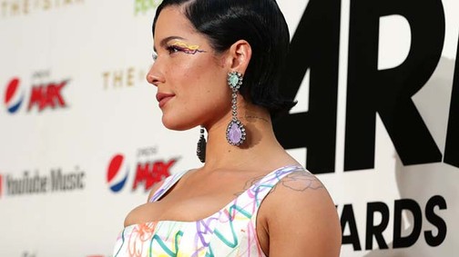 Halsey megmutatta természetesen göndör haját, és bárcsak mindig így hordaná