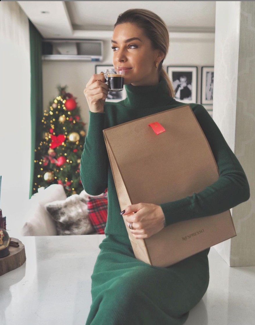 Dukai Regina piros-arany fát díszített idén.