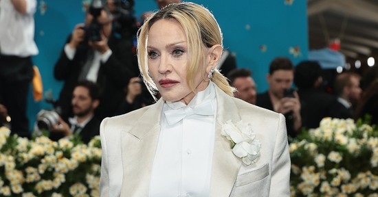 A 66 éves Madonna meztelenruhában villantott mellbimbót, csak úgy árad belőle a felszabadultság