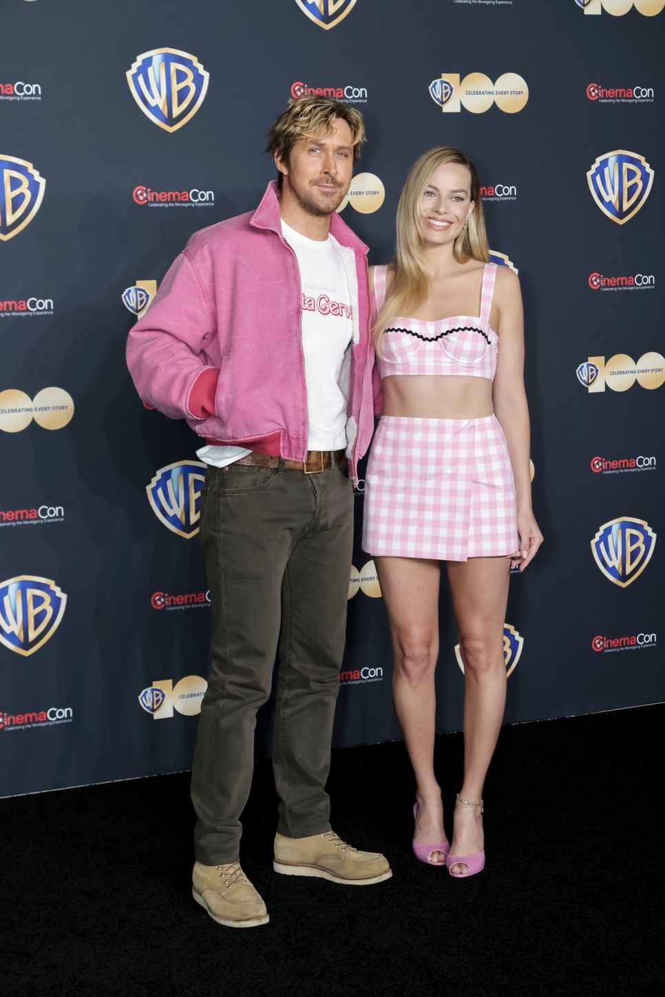 Margot Robbie Prada ruhában pózol Ryan Gosling mellett a vörös szőnyegen