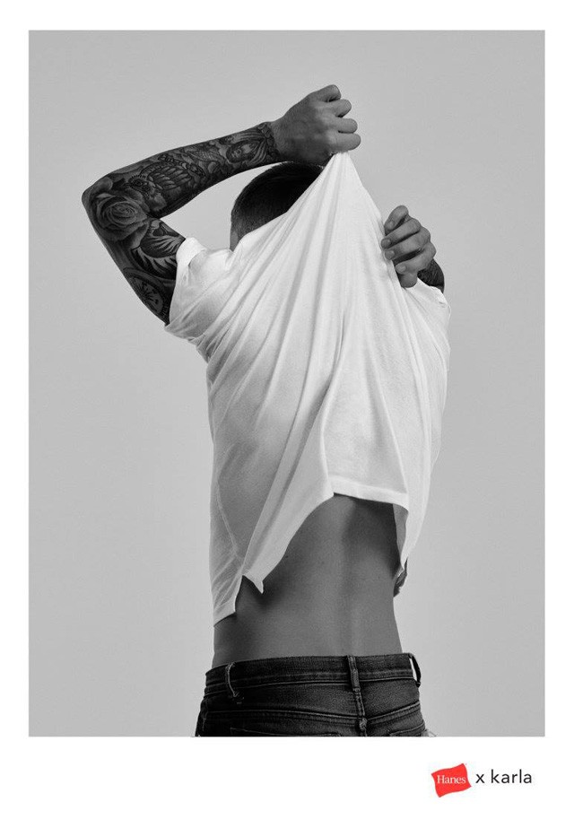 Szegény Justin Bieber nem talál sehol fehér pólót, ezért terveztetett magának egy egész kollekciót