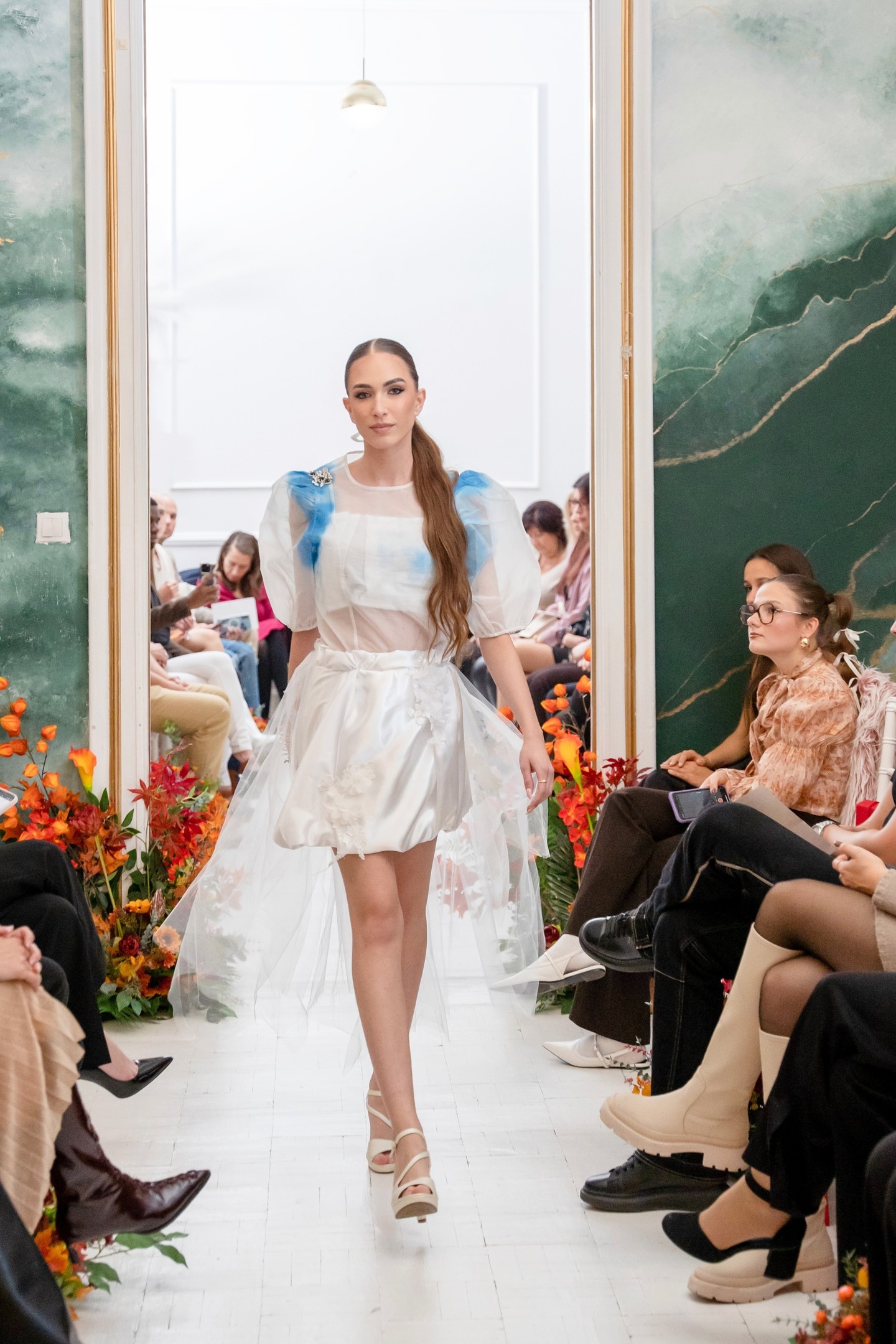 A fehér az esküvő és a ragaszkodás gondolatát hordozza, mert Rohonczi Fanni számára nemcsak a tisztaságot, hanem a vágyott, de el nem ért boldogságot is jelenti