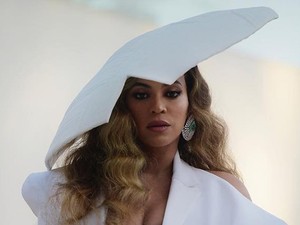 Beyoncé annyira szexi ebben a hófehér szerelésben