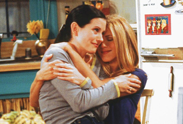 Jennifer Aniston és Courtney Cox, mint Monica és Rachel