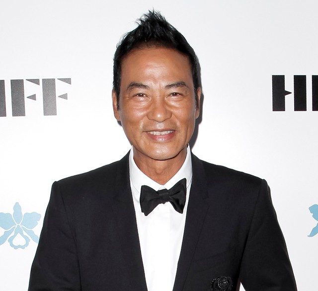 Megkéselték a színpadon a Tomb Raider színészét, miközben beszédet tartott