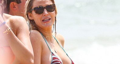 Rémálom! A várandós Blake Lively mellbimbója kivillant a tengerparton
